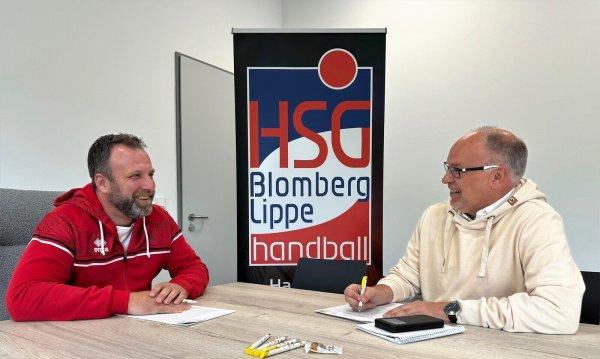Im Besprechungsraum der Ulmenallee-Sporthalle stellt sich der neue Geschäftsführer des HSG Blomberg-Lippe, Jan-Henning Himborn (links), den Fragen von LZ-Sportredakteur Oliver König. - © Kornej Weibert
