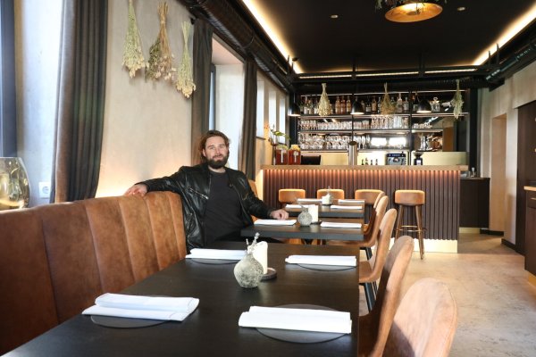 Daniel Clemens Fischer sitzt in seinem kleinen Restaurant "Porte Neuf" an der Woldemarstraße. - © Alexandra Schaller