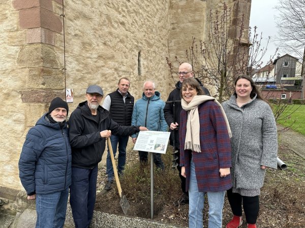 Freuen sich über den Ausbau des Digitalpfads in Langenholzhausen: Peter Schmidt, Rüdiger Kölling, Manfred Rehse, Mario Hecker, Heiner Gerdsmeier, Martin Benker, Luca Sophie Nimz und Karen Baller (von links). - © digita.interkommunal. Kalletal.Lemgo