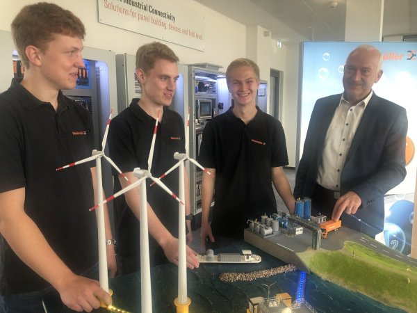 Die Dualstudenten (von links) Roman Mittelgöker, Fabrice Loges, Stefan Müller und Dirk Bauerkämper. - © Martin Hostert