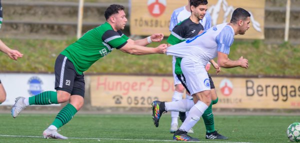 Trikot-Test: Das Nachsehen hat in dieser Szene der Oerlinghauser Ayberk-Hüseyin Arslan (grün), der den davoneilenden Lemgoer Ahmet Tümenci (weiß) nicht mit fairen Mitteln stoppen kann. - © EGON PENNER