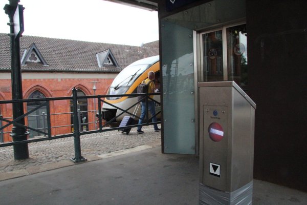 Das leuchtende rote Symbol auf der Edelstahlsäule verkündet, dass der Aufzug zum Bahnsteig außer Betrieb ist. Gehbehinderte haben keine Möglichkeit, dann zum Zug zu gelangen. - © Dieter Asbrock