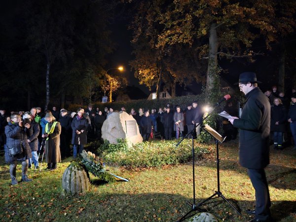Bürgermeister Matthias Kalkreuter erinnerte auf dem Jüdischen Friedhof in Lage an die Verantwortung Deutschlands. Der Terror gegen Israel sei auf das Schärfste zu verurteilen. Jeder Form des Antisemitismus müsse man entschlossen entgegentreten. - © Astrid Sewing