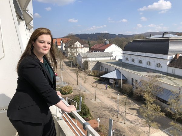 Warten auf den Neustart: Die Chefin des Kurpark-Hotels, Swetlana Lenger, blickt von einem Balkon im vierten Stock auf die leere Parkstraße und das Kurhaus. - © Thomas Reineke