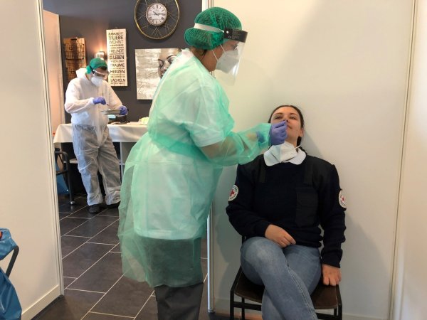 DRK-Mitarbeiterin Lisa Schachler (rechts) lässt sich für das Foto im Bad Salzufler Messezentrum von Simone Eschenbach testen. Im Hintergrund wertet Ugur Dervisoglu die Testergebnisse aus. - © Sven Kienscherf