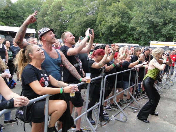 Die Zuhörer sind voll dabei und die Fotografin verliert fast das Gleichgewicht. - © Hajo Gärtner