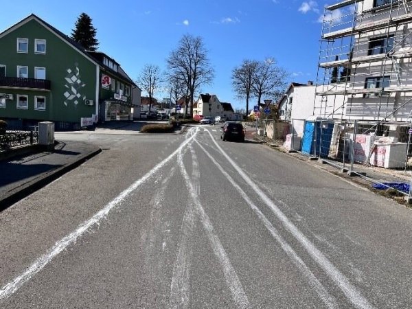 Die ausgelaufene Farbe machte die Straße gefährlich rutschig. - © Polizei