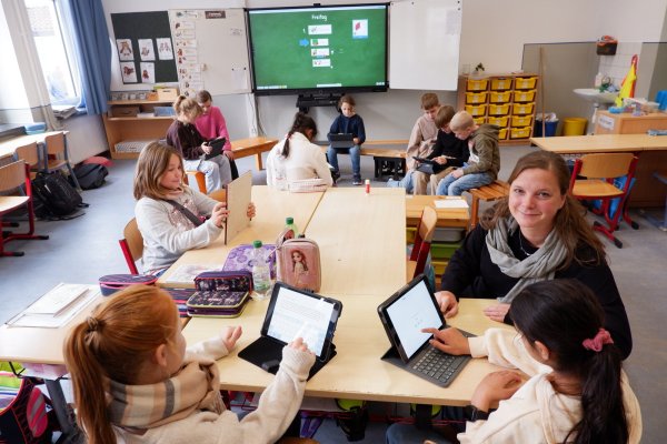 Christina Topolski ist nicht nur Schulleiterin, sondern auch Klassenlehrerin einer vierten Klasse. Der Kontakt zu den Schülerinnen und Schülern ist ihr sehr wichtig. - © Lorraine Brinkmann