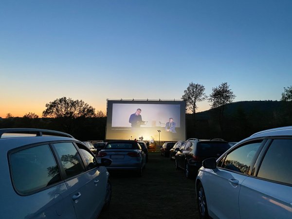 Autokino in malerischer Umgebung: Das Freiluftvergnügen am Schiedersee hat sich in den vergangenen Jahren immer mehr zum Publikumsmagneten entwickelt, darum gibt es nun eine Neuauflage. - © infinity events