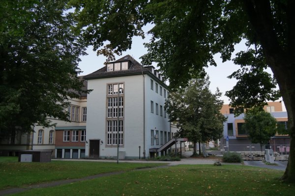 Das Horner Rathaus von der Rückseite gesehen. Rechts der so genannte „grüne Anbau", mittig – als Verbindung zum historischen Teil – ein später hinzugefügter Fachdach-Gebäudeteil. Ganz rechts ist der Umbau des Sparkassengebäudes zu sehen. - © Jost Wolf