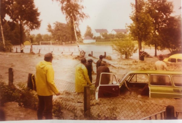 Die Emmer trat früher in Wöbbel immer wieder über die Ufer. Schneeschmelze oder lang anhaltender Regen waren dafür verantwortlich. Im November 1976 waren die Hauptstraße und der Sportplatz dahinter überflutet. - © Bildrechte: Wilhelm Köhring
