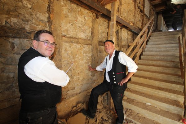 Guido (links) und Andreas Kramp zeigen die historische Bausubstanz im Fachwerkhaus an der Breiten Straße 39. - © Jens Rademacher