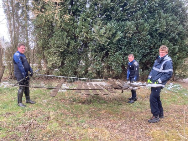 Die Tauchergruppe der Freiwilligen Feuerwehr Lemgo fand einen Bauzaun in der Bega. - © Alte Hansestadt Lemgo