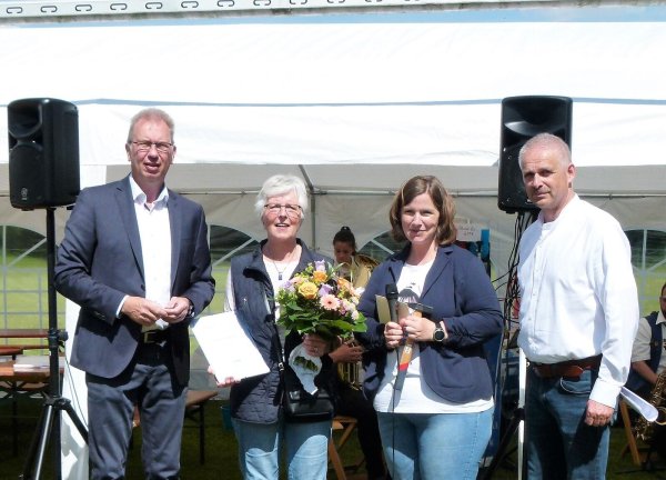 Ausgezeichnet: (von links) Andree Dietrich (1. Vorsitzender des Stadtsportverbandes Horn-Bad Meinberg), Gudrun Stenzel, Jennifer Martens (1. Vorsitzende TSV Leopoldstal) und Heinz-Dieter Krüger (Bürgermeister Horn-Bad-Meinberg). - © TSV Leopoldstal