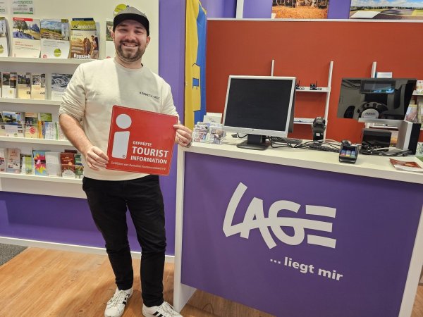 Lucas Noke hält das Ziel in der Hand: Im kommenden Jahr steht die Re-Zertifizierung für das "i", es steht für geprüfte Tourist Information, an, wenn das Haus des Gastes in Hörste eröffnet ist. - © Astrid Sewing