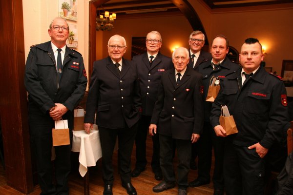 Sie haben sich um die Feuerwehr verdient gemacht: Jürgen Fillies (von links), Wilfried Reineke, Dieter Fillies und Heinz Prüssner, Alfred Kuhlmann, Kai Stotzka und Christian S. - © Knut Dinter