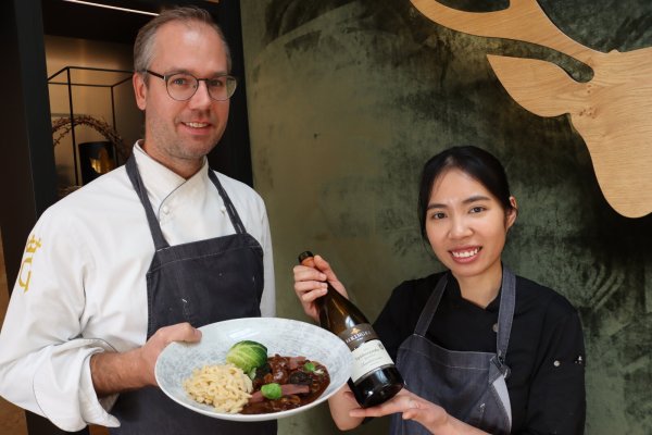 Ingo Seidensticker leitet das Hotel und Restaurant "Germanenhof" im Kreis Höxter. Zusammen mit Köchin Huong Giang Nguyen präsentiert er Wildgeschnetzeltes mit Spätzle und Wirsingpralinen. - © Alexander Graßhoff