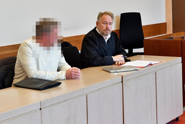 Der Angeklagte räumt viele der gegen ihn gerichteten Vorwürfe ein. Sein Verteidiger Carsten Ernst gibt eine Erklärung ab. - © Gunter Held