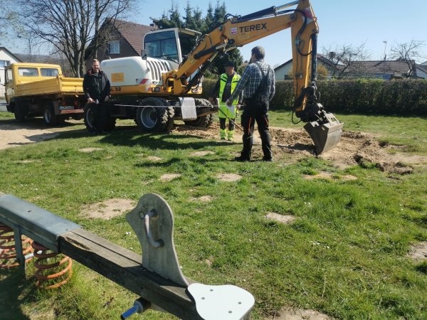 Setzen das Spielplatz-Konzept der Stadt um: (von links) Bauhofleiter Frank Noltemeier mit den Bauhofmitarbeitern Axel Scherwinsky und Jens Schröder auf dem Spielplatz in der Freiligrathstraße. - © Sylvia Frevert