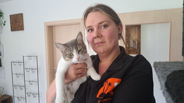 Vanessa Feeken ist ehrenamtlich als Vorsitzende im Verein "Animal Island" aktiv. Oriental-Mix "Siri" kommt aus Schieder-Schwalenberg und lebte auf der Straße. Die einjährige Katze sucht noch ein "Für immer"-Zuhause. - © Carolin Brokmann-Förster