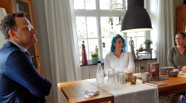 Bundesgesundheitsminister Jens Spahn sitzt mit Christina Michel (Mitte) und Heike Dilk am Kaffeetisch. Es gibt Münsterländer Himmeltorte. Landratskandidat Jens Gnisa (CDU) und der CDU-Kreisvorsitzende Lars Brakhage waren ebenfalls eingeladen. - © Gunter Held