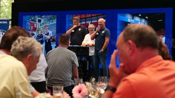 TBV-Geschäftsführer Jörg Zereike, Moderator Thomas Lörkens und Beiratsvorsitzender Herbert Vogel eröffneten die Vorstellungsrunde. - © Jörg Hagemann