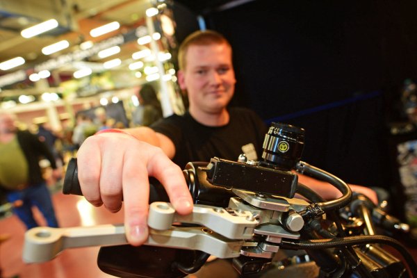 Til Gralla (28) aus Gießen vom Verein "Einbeinhelden" hat sein Motorrad seinen Bedürfnissen anpassen lassen, so hat er alle Hebel und Schalter an den rechten Lenker bauen lassen, weil er seine linke Hand dafür nicht nutzen kann - © Nicole Ellerbrake