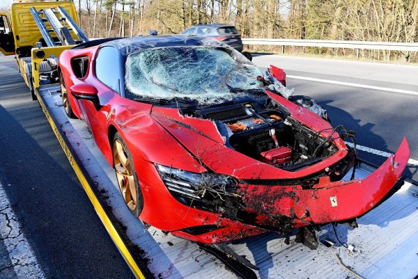 Kleiner Kofferraum: Unter der Fronthaube ist beim Ferrari kaum Platz. - © Andreas Eickhoff