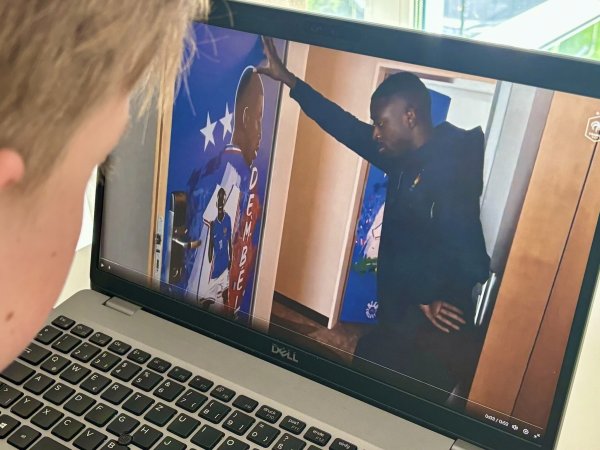 Ousmane Dembélé bestaunt in einem Video die eigens für die Spieler bedruckten Zimmertüren. - © Jens Reddeker