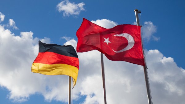 Die Dava möchte nicht nur türkischstämmige Wähler ansprechen. Kritiker sagen aber: Die Dava werde zur "Erdogan-Partei". - © Christian Charisius/dpa