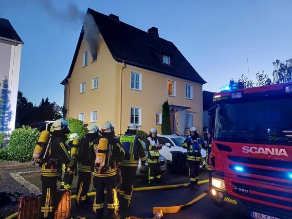 Unter schweren Atemschutz bekämpft die Feuerwehr den Brand in Bad Meinberg. - © Freiwillige Feuerwehr Horn-Bad Meinberg