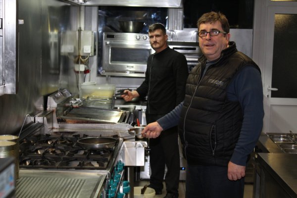 Der "Alt Lage"-Inhaber Zaim Jazvin (vorne) steht als gelernter Koch täglich selbst in der Küche. Mitarbeiter Gavrilo Pejovic setht seinem Chef zur Seite. - © Sandra Castrup