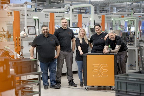 Mitarbeiter stehen in dem neuen Elektronikwerk, das Weidmüller am Standort in Detmold gebaut hat. - © Weidmüller