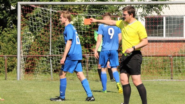Schiedsrichter Moritz Busch-Tolkemitt (FC Unteres Kalletal) ist am letzten Spieltag der Kreisliga A Lemgo in Bexterhagen im Einsatz gewesen. Einen Spieler (nicht im Bild) schickt er mit Gelb-Rot vom Feld. - © Oliver König