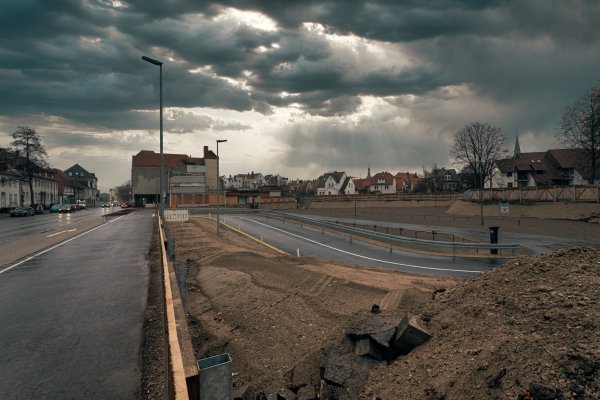 Das Parken auf dem provisorischen Parkplatz am Hornschen Tor wird günstiger. - © Torben Gocke