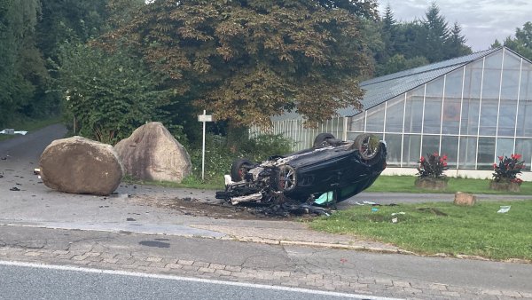 Nach dem Zusammenprall mit dem tonnenschweren Findling ist der Audi auf der Wüstener Straße in Bad Salzuflen dem Dach liegen geblieben. Fahrer und Beifahrer wurden bei dem Aufprall verletzt und ins Krankenhaus gebracht. - © Feuerwehr Bad Salzuflen