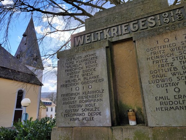 Das Ehrenmal in Stapelage dokumentiert ein Stück Ortsgeschichte. - © Archivfoto: Astrid Sewing