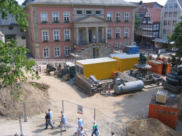 So sah der Markplatz 2008/2009 bei der großen Sanierung aus. Die Besucher der Stadt wurden durch Bauzäune wie durch Laufgitter geroutet. Die anliegenden Händler hatten sich zusammengeschlossen und Aktionen ausgedacht, um die negativen Effekte zu kompeniseren. - © Stadt Detmold