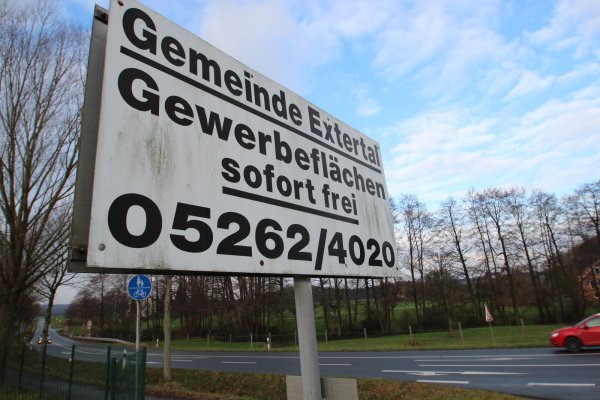 Der Eindruck täuscht: Die Gewerbeflächen in Extertal sind knapp - diesem Schild zum Trotz, das am Gewerbegebiet "Im langen Kamp" in Asmissen steht. Die Gemeinde möchte im Regionalplan die Möglichkeit bekommen, gegenüber neue Gewerbeflächen auszuweisen. - © Archivfoto: Jens Rademacher