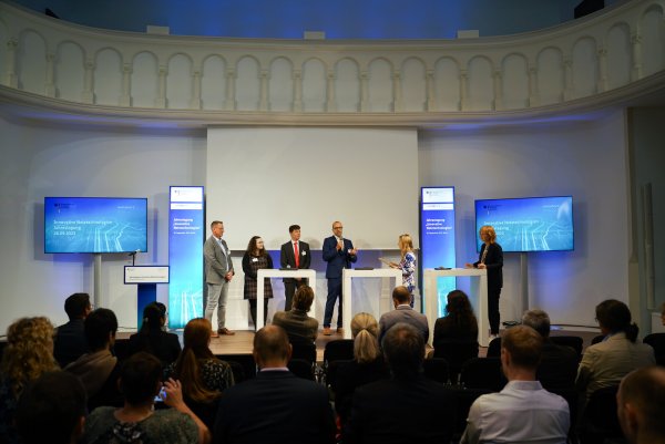 Einige Teilnehmer der „Innovative Netztechnologien – Agenda Jahrestagung 2023“. Hier hat Dr. Sebastian Schriegel von Fraunhofer IOSB-INA das Projekt vorgestellt und den Förderbescheid von Daniela Kluckert, Parlamentarische Staatssekretärin, entgegengenommen. - © BMDV