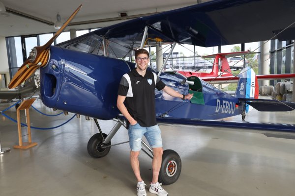 TBV-Kapitän Lukas Zerbe bestaunt im Quax-Hangar die historischen Flugschätzchen. - © Paul Cohen