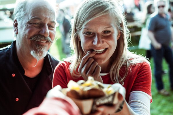 So stellen sich das die Veranstalter vom Eventwerk Lippstadt vor. Besucher, die sich nach Streetfood verzehren. - © Eventwerk Lippstadt