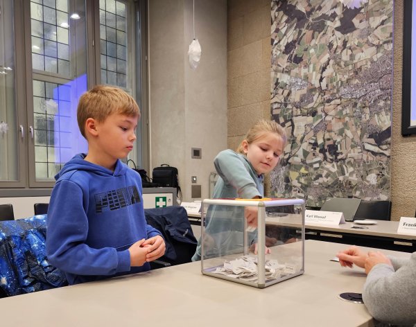 Fynn-Liam und Theresa losen die Teilnehmer für den Architekturwettbewerb für die Grundschule Kirchheide aus. - © Alte Hansestadt Lemgo