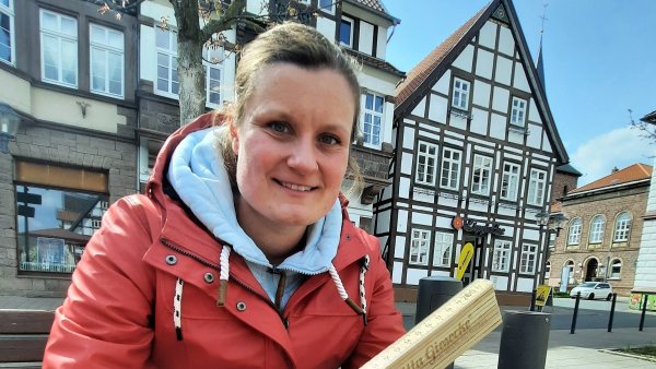 Erinnerungen an das Pokal-Halbfinale 2016, bei dem sie zur Spielerin des Spiels gewählt wurde. Den Preis, einen Zollstock, präsentierte Anna Monz-Kühn bei einem LZ-Termin vor zwei Jahren. - © Oliver König