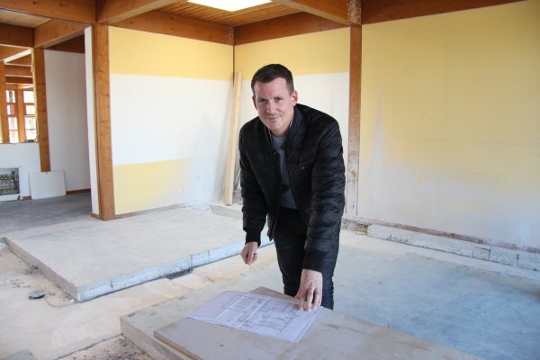 Norman Rakisch von der Stadtverwaltung hat den Baufortschritt an der Südschule im Blick. - © Kirsten Fuhrmann