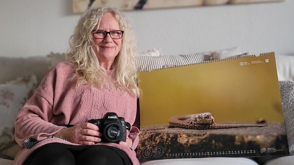 Heike Reineke mit Kamera und Echse: Mit der Aufnahme gewann die Lemgoerin beim NRW-Fotowettbewerb den ersten Platz. - © Katrin Kantelberg