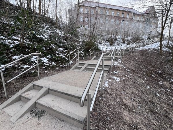 Die neue Treppe vom Weinberg runter zum Jugendzentrum fällt bei vielen Blombergern durch. - © Seda Hagemann