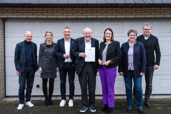 Bei der feierlichen Urkundenübergabe durch die Regierungspräsidentin (von links) Oliver Voßhenrich, Melanie Koring, Dirk Tolkemitt, Udo Voßhenrich, Anna Katharina Bölling (Regierungspräsidentin im Regierungsbezirk Detmold), Dr. Henrike Heil und Robert Horstbrink. - © Agentur Herzstück GmbH