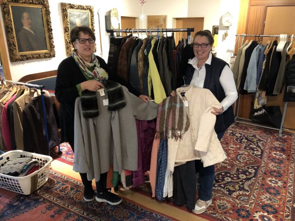Renate Ciesielski-Finke (links) und Kordula von Rabenau verkaufen am Samstag wieder gebrauchte Kleidung im Calvin-Haus. - © Sven Kienscherf