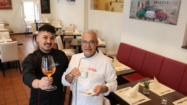 Agatino Sturniolo steht mit Sohn Daniele im "La Pergola" an der Hornschen Straße. - © Alexandra Schaller
